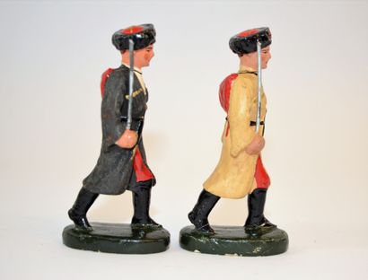 null G.J: Lot de 2 figurines en composition: Cosaques soviétique au défilé sabre...