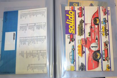 null Lot de catalogues anciens sur les voitures : 


- DINKY n° : 1957, 1962, 1968,...