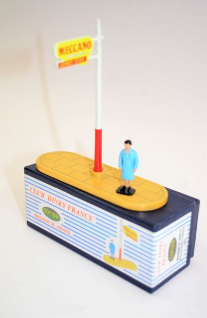 null CLUB DINKY TOYS FRANCE 18/B: Magasin de jouets, peron avec 1 personnage.
