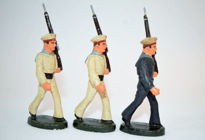  G.J: Lot de 3 figurines en composition: marins Russes de l'Union Soviétique au défilé,...