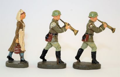 null ELASTOLIN (3): 2 soldats Allemands musiciens de la Whermacht au défilé et 1...