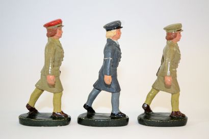 null G.J: Groupe de 3 figurines en composition: auxiliaires féminines de l'armée....