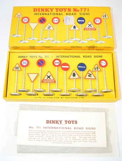 null DINKY TOYS n°771: "International Road Signs". Avec sa notice. MIB.
