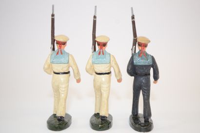 null 
G.J: Lot de 3 figurines en composition: marins Russes de l'Union Soviétique...