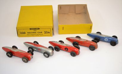 null DINKY TOYS 23 A "Racing Car" trade box, avec 5 voitures, état d'usage, dont...