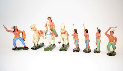 null Lot de 14 figurines en composition, Cow-boys et Indiens: 6 indiens (dont 1 cavalier)...