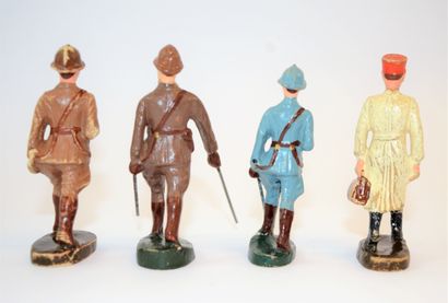 null 
MB (Belgique): 4 figurines en composition, un porte drapeau et un officier...