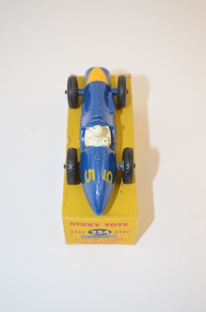 null DINKY TOYS 234: Ferrari Racing Car, triangle jaune et roues bleues. Avec sa...