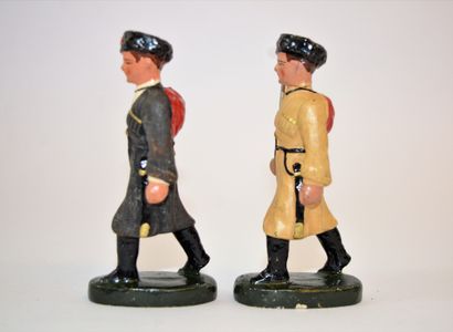 null G.J: Lot de 2 figurines en composition: Cosaques soviétique au défilé sabre...