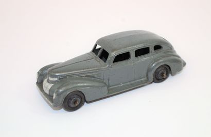 null DINKY TOYS 39 E "Chrysler Royal Sedan", gris foncé. Produite de 1947 à 1950....