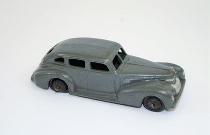 null DINKY TOYS 39 E "Chrysler Royal Sedan", gris foncé. Produite de 1947 à 1950....