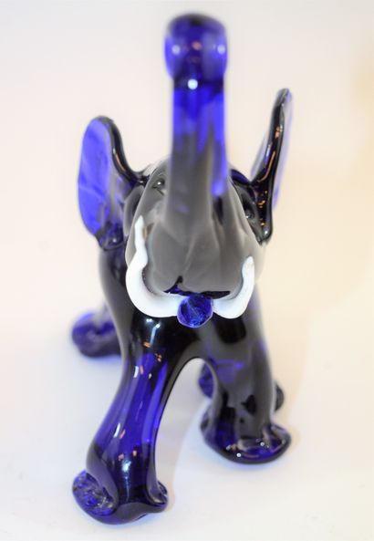 MURANO MURANO éléphant en verre cobalt bleu, longueur: 19 cm, hauteur: 16 cm. Léger...