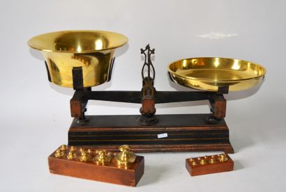 Balance ancienne Cast iron scale and polished yellow copper plates accompanied by...