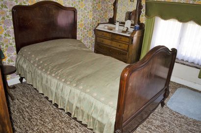 null Chambre en chêne Louis Philippe comprend : un lit, une commode et une armoi...