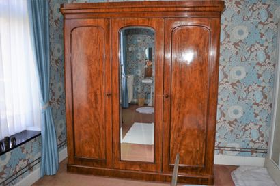 GARDE-ROBE Mahogany wardrobe Louis Philippe with three doors including central door...