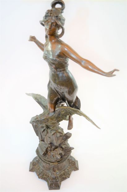 Statue de femme avec aigle sur socle quadripode...