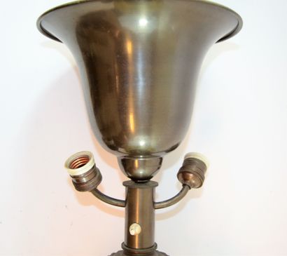 null Vase en céramique monté en lampe avec 3 feux sur monture en métal. Début XXème....