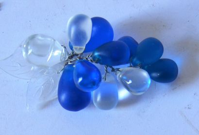 null 
Grappes de perles (43) en cristal blanc et bleu.
