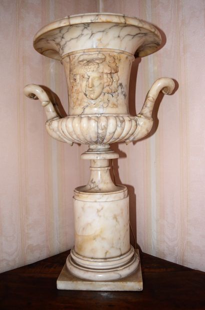 
Vase en albâtre en forme d'urne, monté en...