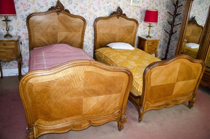 null Chambre à coucher en chêne de style Louis XV, XIXe comprend :

- deux lits d'une...