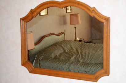null 
Chambre à coucher en chêne de style Louis XV, XXe siècle comprend :




- un...