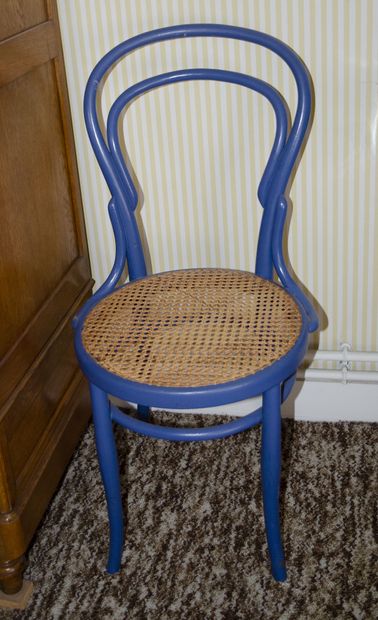 null Chaise cannée peinte en bleu