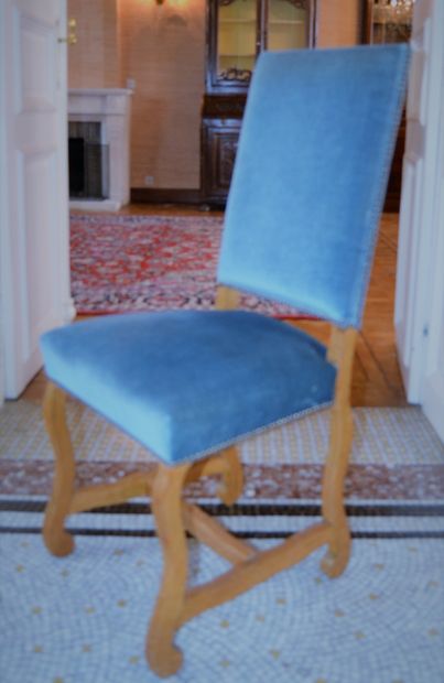 null (6) chaises de style Renaissance, (une légèrement abîmée)