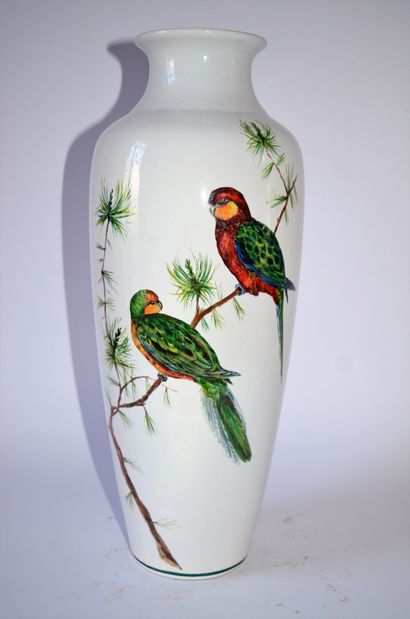 null Grand vase en porcelaine de forme ovoïde, orné de deux perroquets polychromes,...