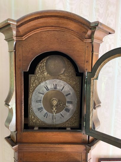 HORLOGE EN GAINE Horloge en chêne Louis XIV, cadran marqué Chapeaux London, ht. ...
