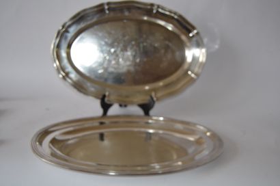 ORFEVRERIE Orfèvrerie (2) plats en métal argenté :

un plat ovale à bordure festonnée...