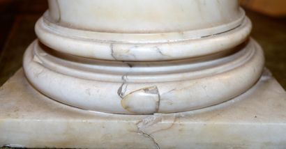 null 
Vase en albâtre en forme d'urne, monté en lampe. Hauteur: 51 cm. (accidents...