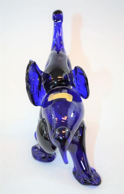 MURANO MURANO éléphant en verre cobalt bleu, longueur: 19 cm, hauteur: 16 cm. Léger...