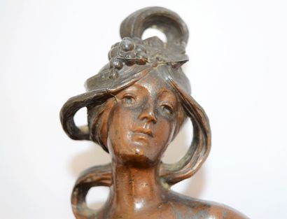 null Statue de femme avec aigle sur socle quadripode en zamac de style art nouveau....
