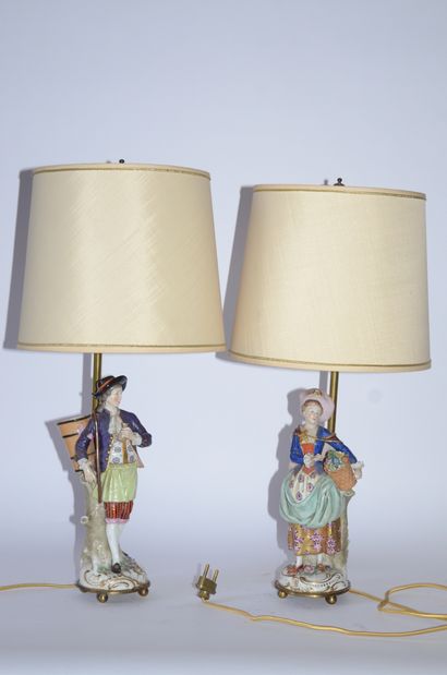 Paire de lampes composées de deux personnages...