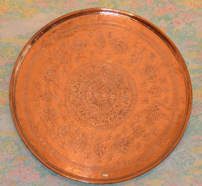 null Large oriental tray in red copper with chased decoration, diam. 85cm, to be...