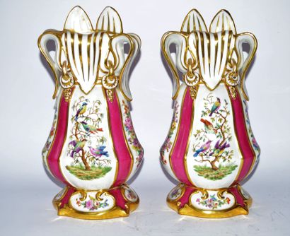 null 
Paire de vases de style Louis Philippe à décor de fleurs et oiseaux de fantaisie polychromes,...