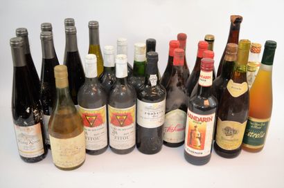Vins & apéritifs 28 bouteilles de vin et d'apéritif, dont 7 Pinot Noir Vieilles Vignes...
