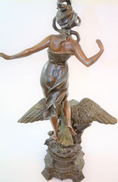 null Statue de femme avec aigle sur socle quadripode en zamac de style art nouveau....