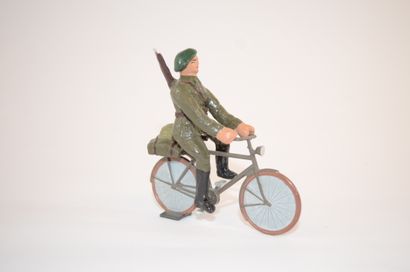 null DURSO: 1 figurine de chasseur Ardennais à vélo, complet avec son pactage, circa...