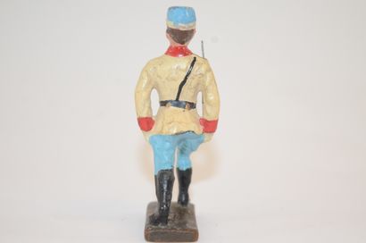 null 
LINEOL: 1 figurine en composition d'un soldat de l'armée d'Argentine au défilé....