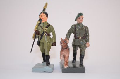null DURSO: 2 figurines en composition de chasseurs Ardennais: 1 porte drapeau au...
