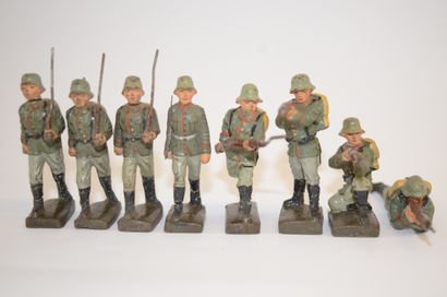 null LINEOL: 8 figurines en composition de soldats Allemands au défilé et au combat....