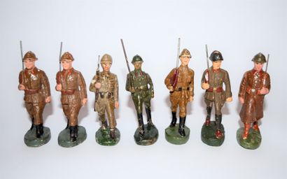 null Ensemble de 16 figurines en composition de fabrication Belge (Clairon, Alma,...