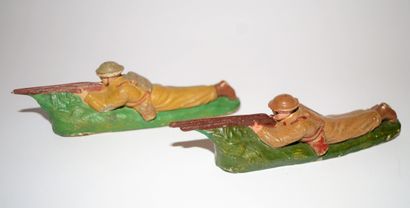 null JRD: 2 figurines en composition de tireurs Anglais couchés. Longueur: 14 cm....