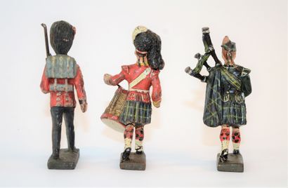 null LINEOL: 3 figurines en composition, 2 Ecossais et 1 Coldstream Guard au défilé....