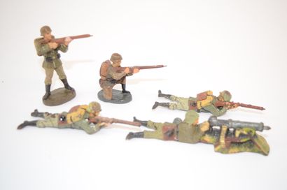 null ELASTOLIN: 9 figures in composition of German soldiers, large size. Good co...