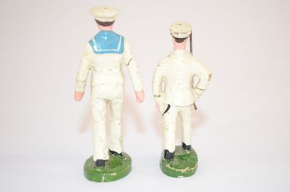 null N.B (Nazaire Beeusaert): 2 figurines en composition de marins au défilé, un...