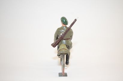 null DURSO: 1 figurine de chasseur Ardennais à vélo, complet avec son pactage, circa...