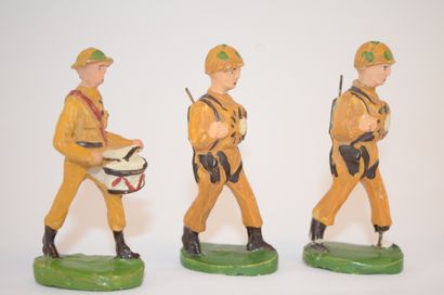 null TRIUMPH (Belgique, Malines): 3 figurines en composition de soldats des troupes...