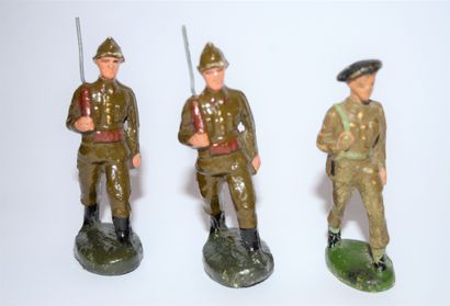 null SOLIDO (Belgique, après 1945): 9 figurines en compositions, dont 3 de la gendarmerie...